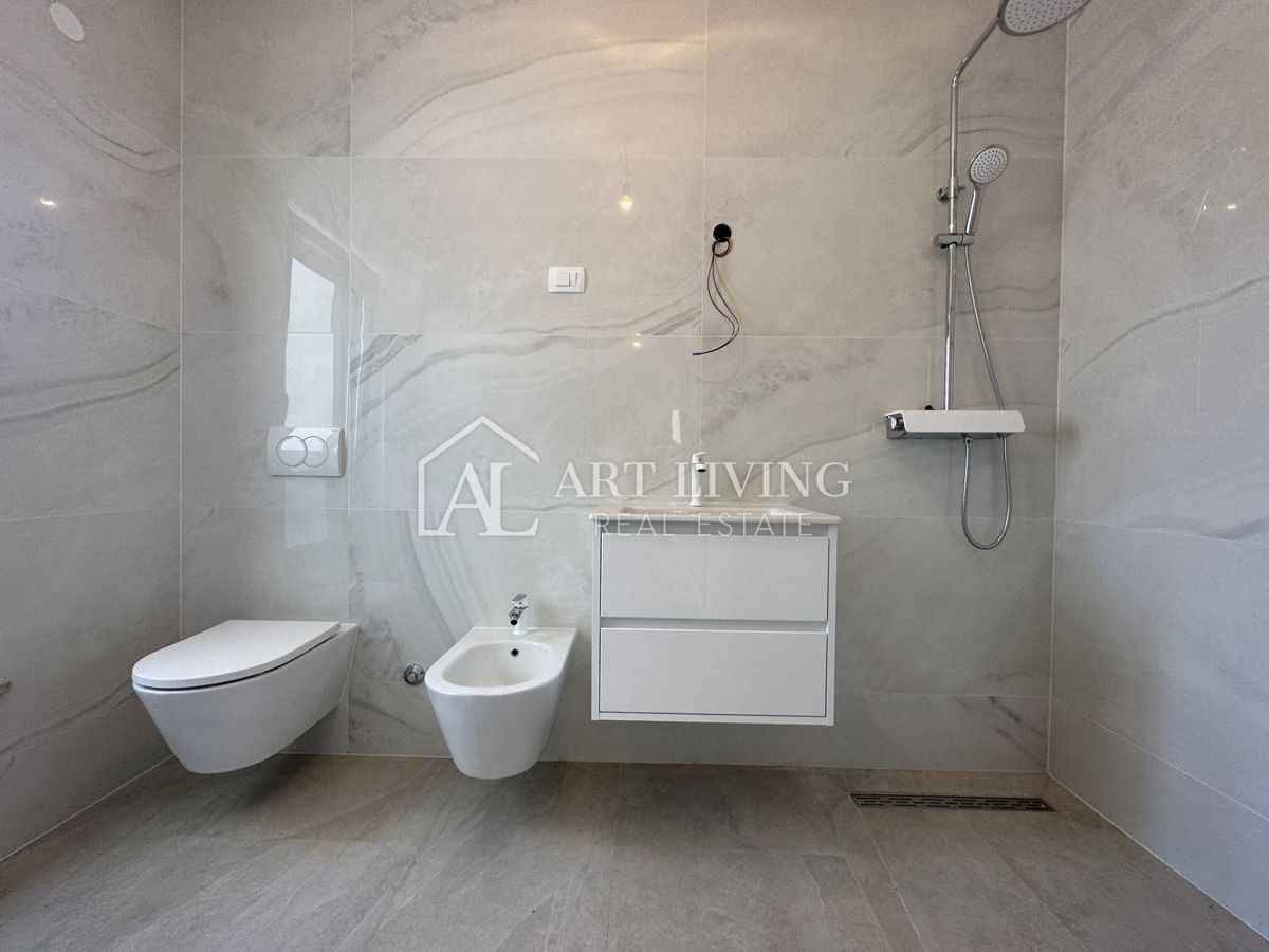 NOVIGRAD, dintorni - MODERNA CASA DOPPIA IN POSIZIONE ECCEZIONALE - A SOLI 300 m DAL MARE!