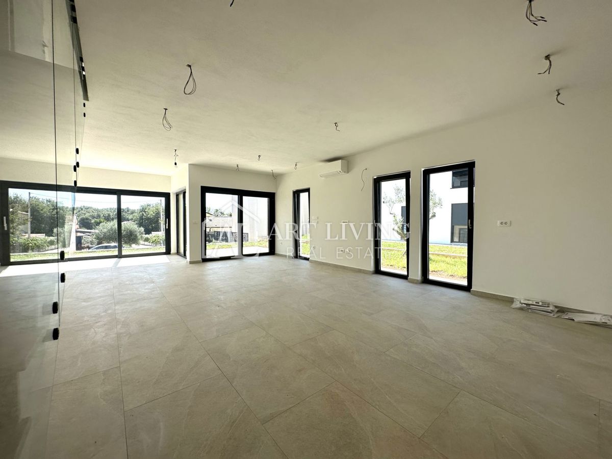 NOVIGRAD, dintorni - MODERNA CASA DOPPIA IN POSIZIONE ECCEZIONALE - A SOLI 300 m DAL MARE!