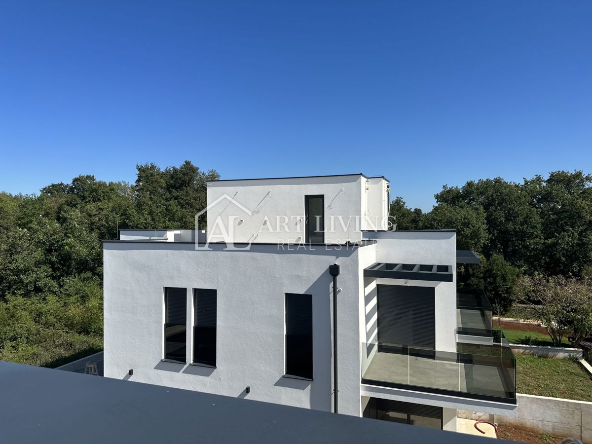 NOVIGRAD, dintorni - MODERNA CASA DOPPIA IN POSIZIONE ECCEZIONALE - A SOLI 300 m DAL MARE!