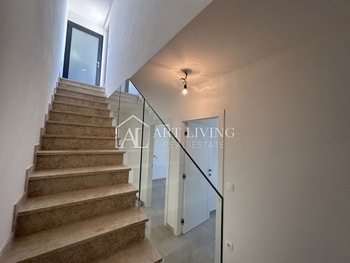 NOVIGRAD, dintorni - MODERNA CASA DOPPIA IN POSIZIONE ECCEZIONALE - A SOLI 300 m DAL MARE!