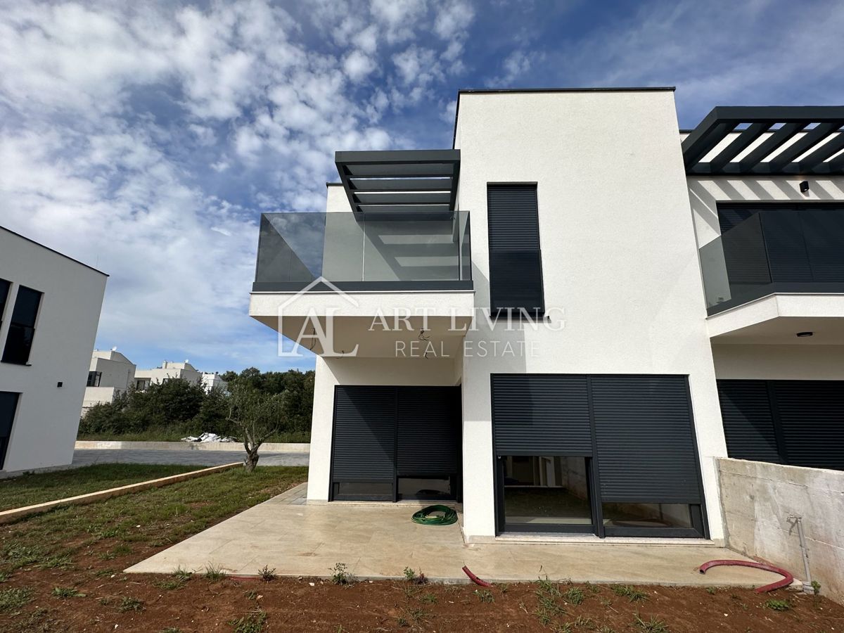 NOVIGRAD, dintorni - MODERNA CASA DOPPIA IN POSIZIONE ECCEZIONALE - A SOLI 300 m DAL MARE!
