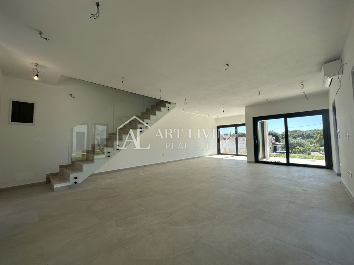 NOVIGRAD, dintorni - MODERNA CASA DOPPIA IN POSIZIONE ECCEZIONALE - A SOLI 300 m DAL MARE!