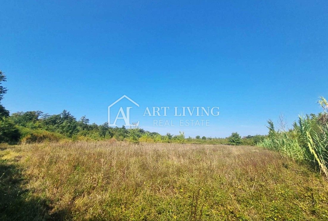 Parenzo, dintorni - ampio terreno edificabile in una posizione tranquilla e bella