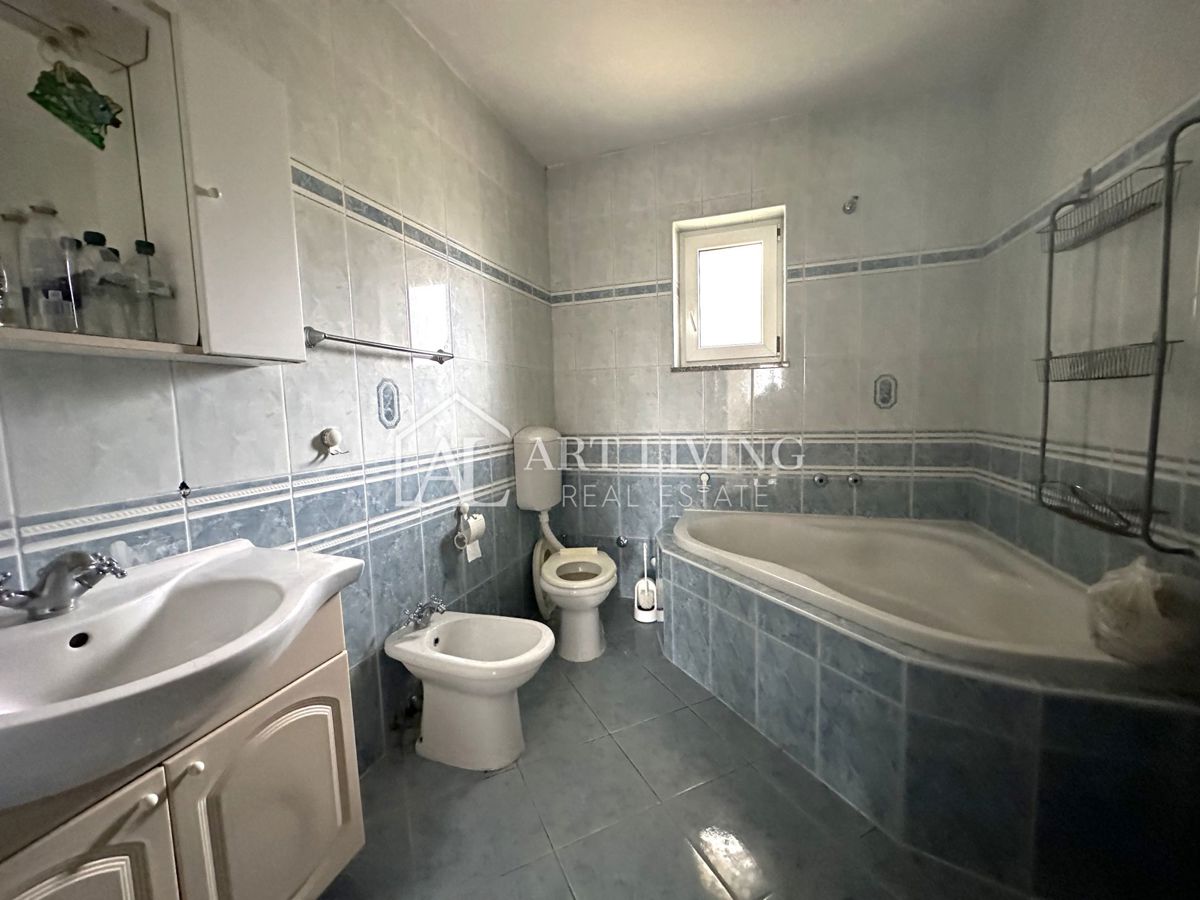 Parenzo, dintorni - OCCASIONE, spazioso appartamento di 81 m2 in una posizione tranquilla e bella