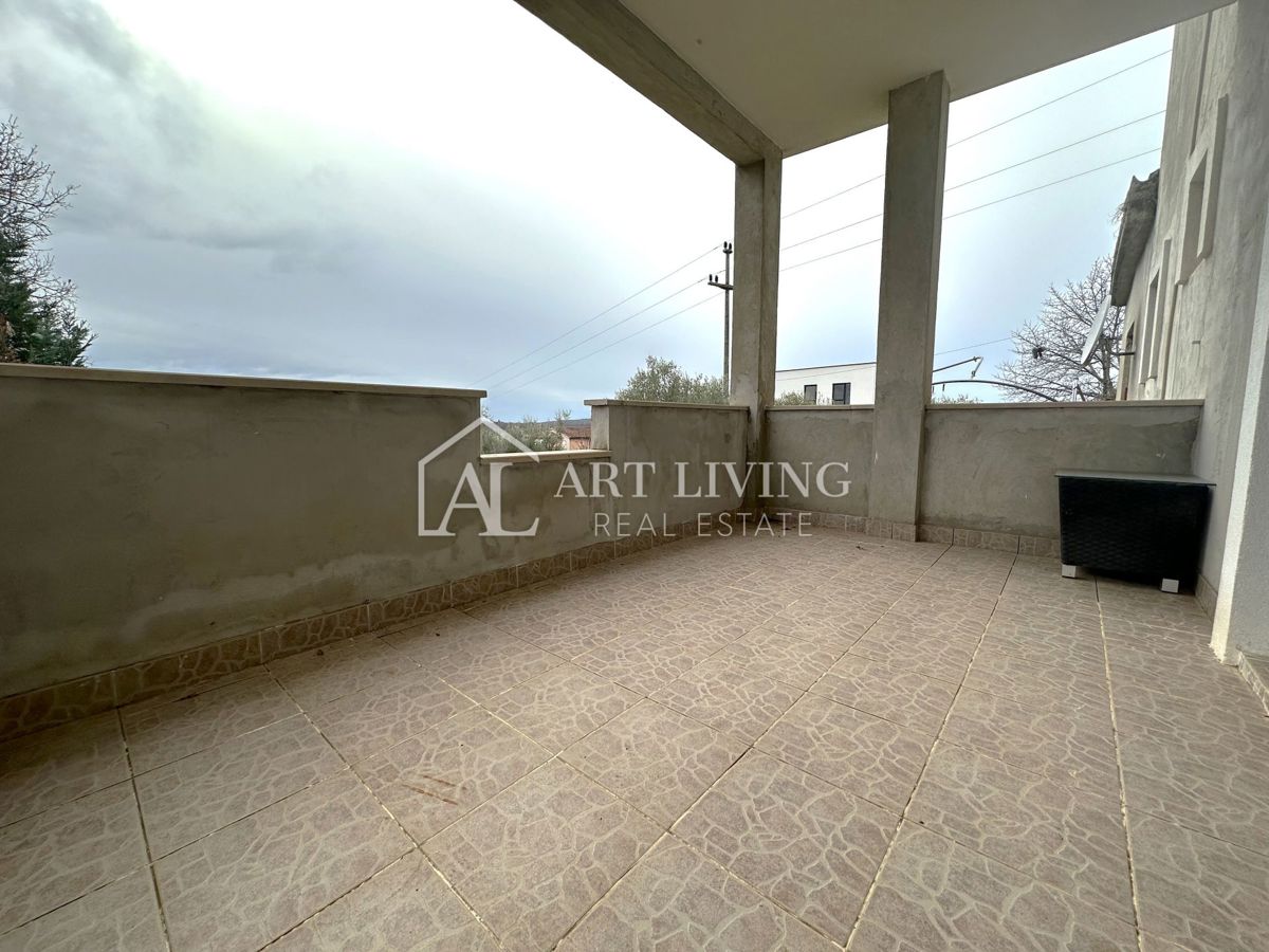 Parenzo, dintorni - OCCASIONE, spazioso appartamento di 81 m2 in una posizione tranquilla e bella