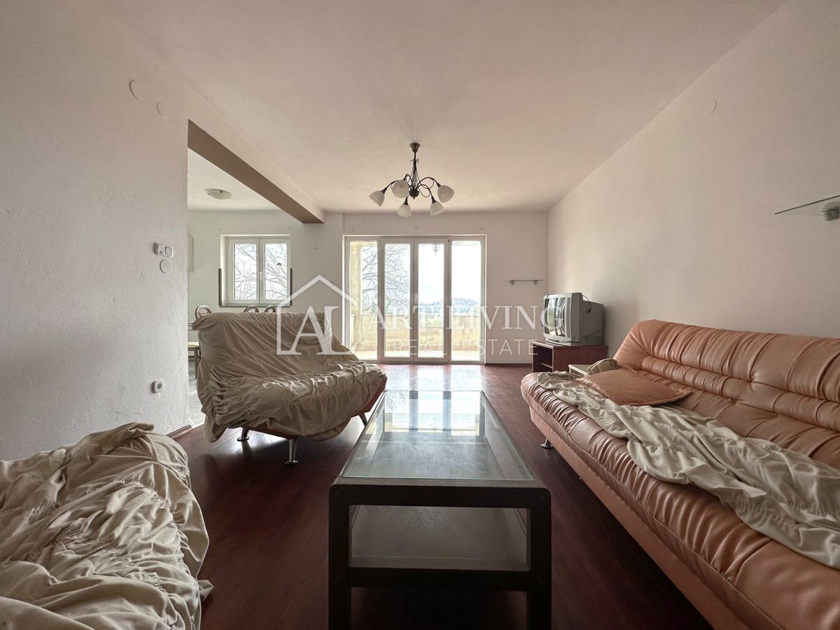 Parenzo, dintorni - OCCASIONE, spazioso appartamento di 81 m2 in una posizione tranquilla e bella