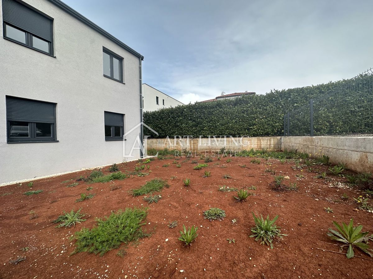 Parenzo e dintorni - OPPORTUNITÀ!!! Appartamento con due camere da letto e giardino di 168 m2