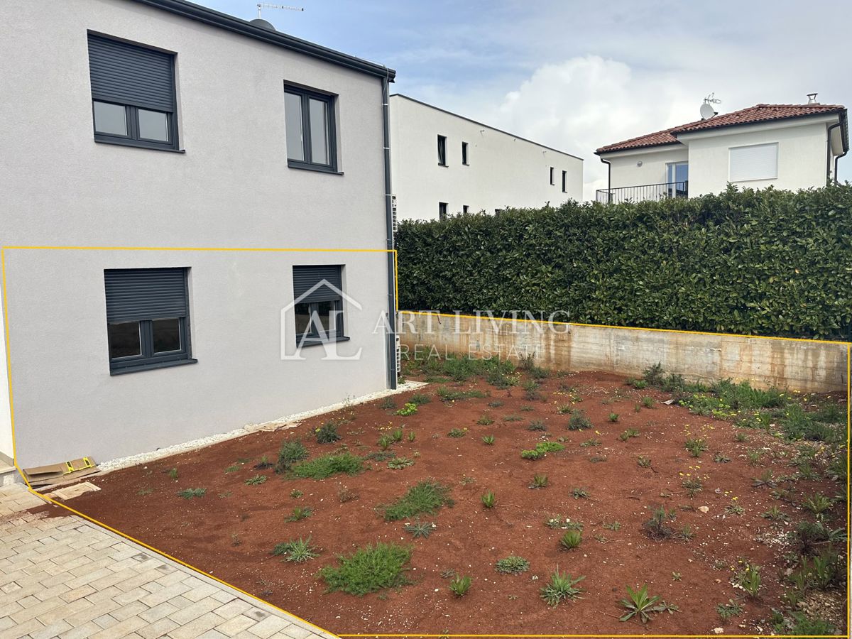 Parenzo e dintorni - OPPORTUNITÀ!!! Appartamento con due camere da letto e giardino di 168 m2
