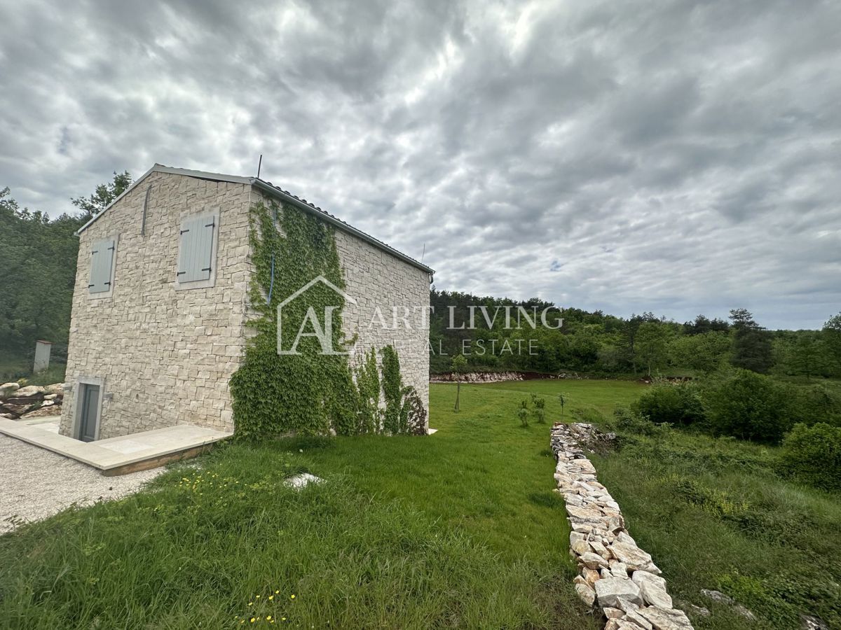 Buje, Eccezionale casa in pietra con piscina su 20.000 m2 di terreno