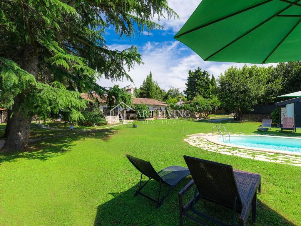 Umago-dintorni, villa con piscina su un terreno di 1600 m2