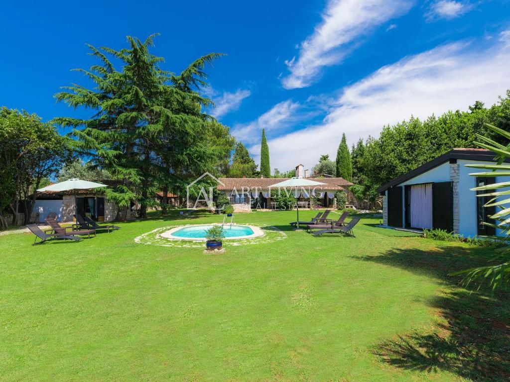 Umago-dintorni, villa con piscina su un terreno di 1600 m2