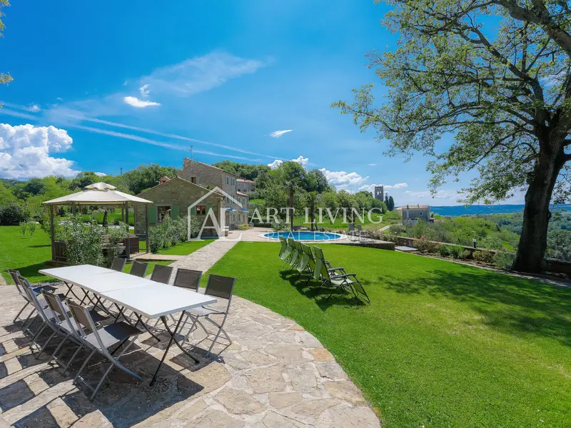 Buje-dintorni, bellissima villa in stile istriano con vista aperta e piscina