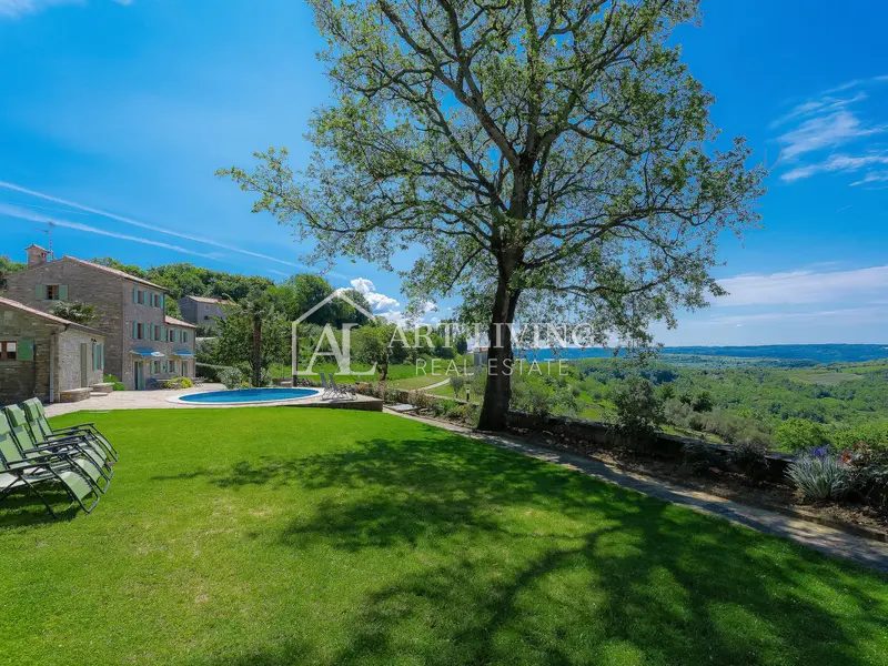 Buje-dintorni, bellissima villa in stile istriano con vista aperta e piscina