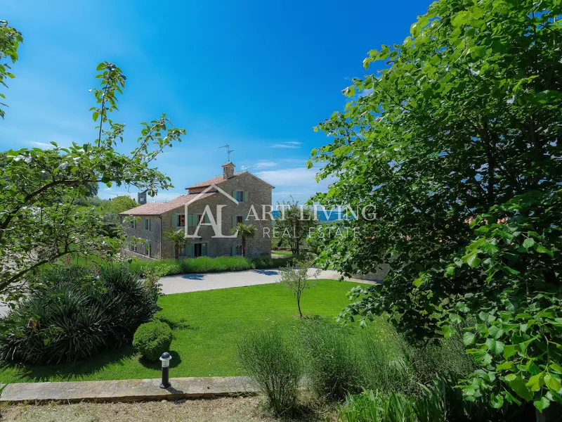 Buje-dintorni, bellissima villa in stile istriano con vista aperta e piscina