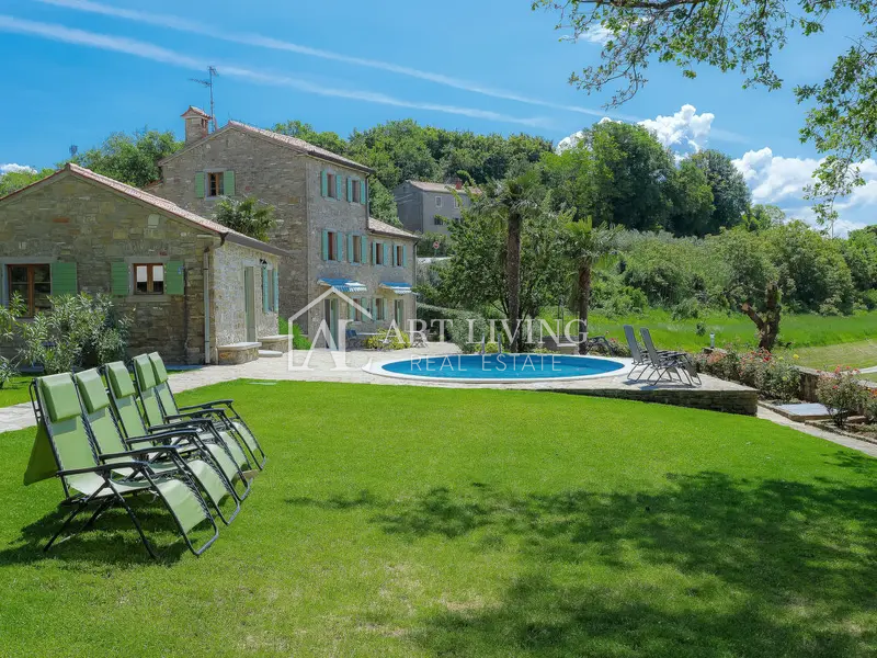 Buje-dintorni, bellissima villa in stile istriano con vista aperta e piscina