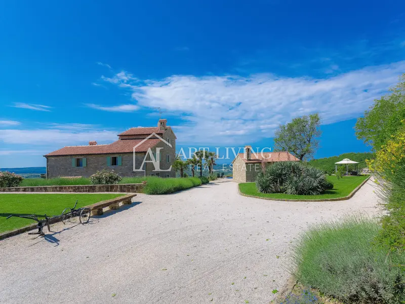 Buje-dintorni, bellissima villa in stile istriano con vista aperta e piscina