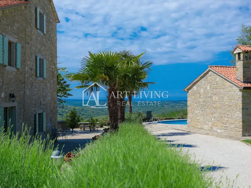 Buje-dintorni, bellissima villa in stile istriano con vista aperta e piscina