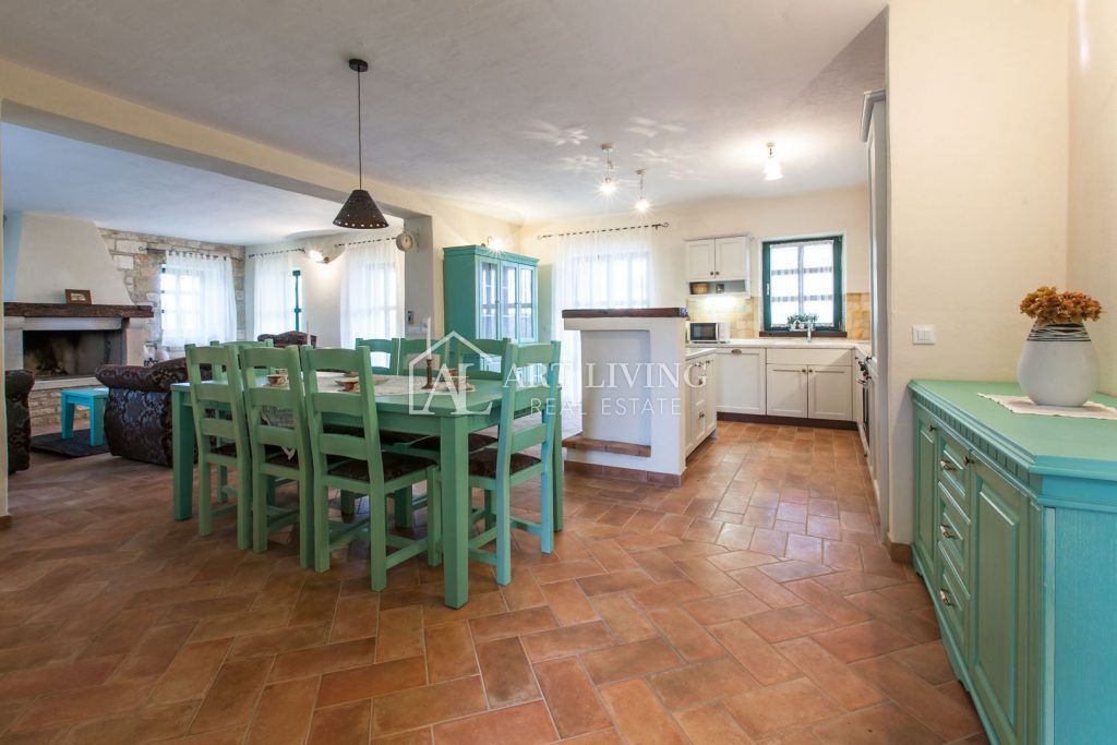 Dintorni di Parenzo, Villa in pietra di lusso con piscina nell'idilliaco paesaggio istriano