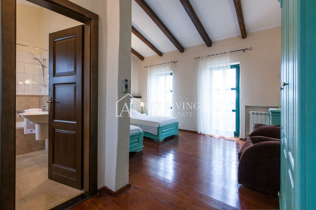 Dintorni di Parenzo, Villa in pietra di lusso con piscina nell'idilliaco paesaggio istriano