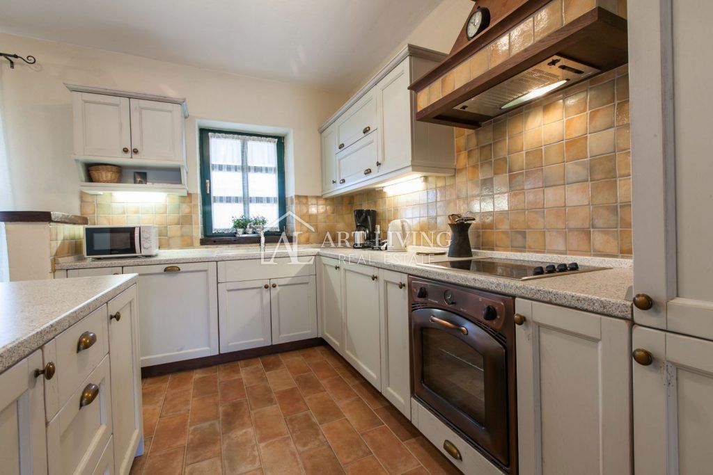 Dintorni di Parenzo, Villa in pietra di lusso con piscina nell'idilliaco paesaggio istriano