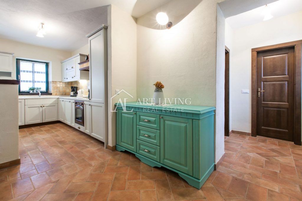 Dintorni di Parenzo, Villa in pietra di lusso con piscina nell'idilliaco paesaggio istriano