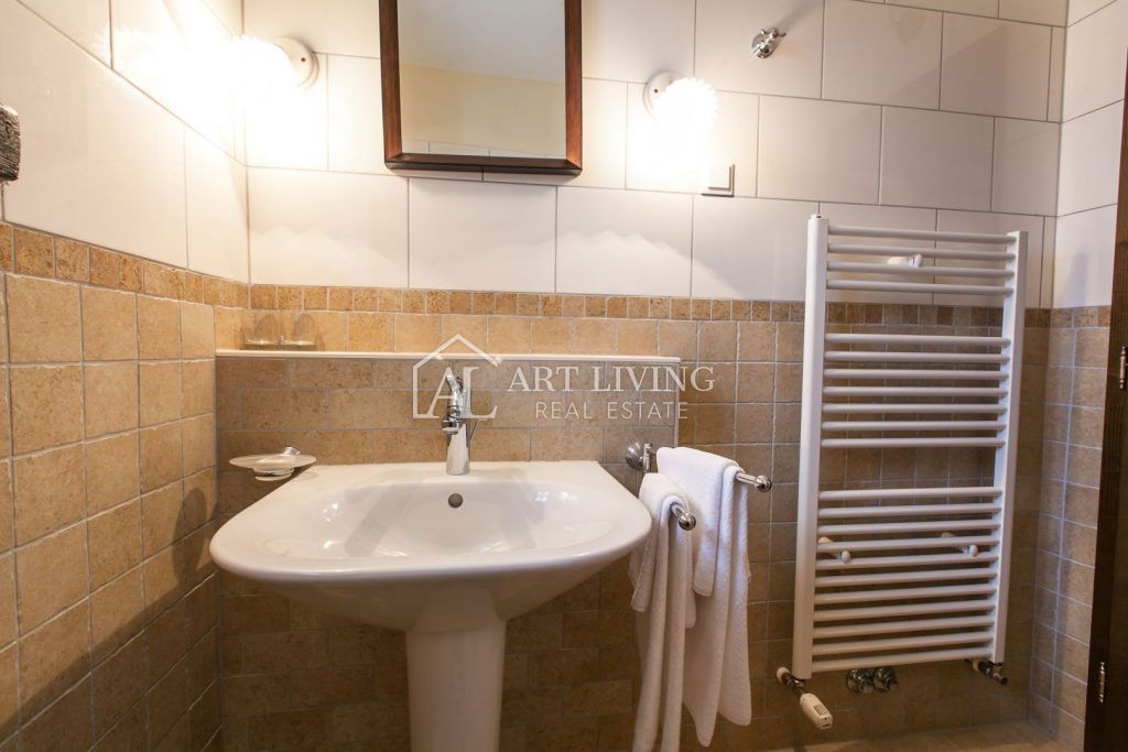 Dintorni di Parenzo, Villa in pietra di lusso con piscina nell'idilliaco paesaggio istriano