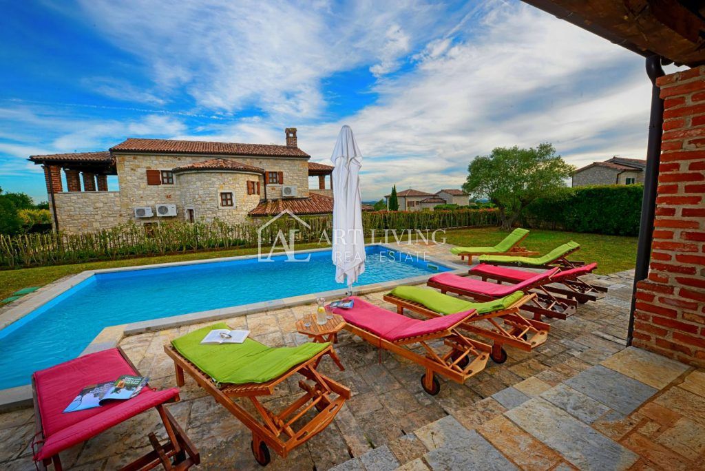 Dintorni di Parenzo, Villa in pietra di lusso con piscina nell'idilliaco paesaggio istriano