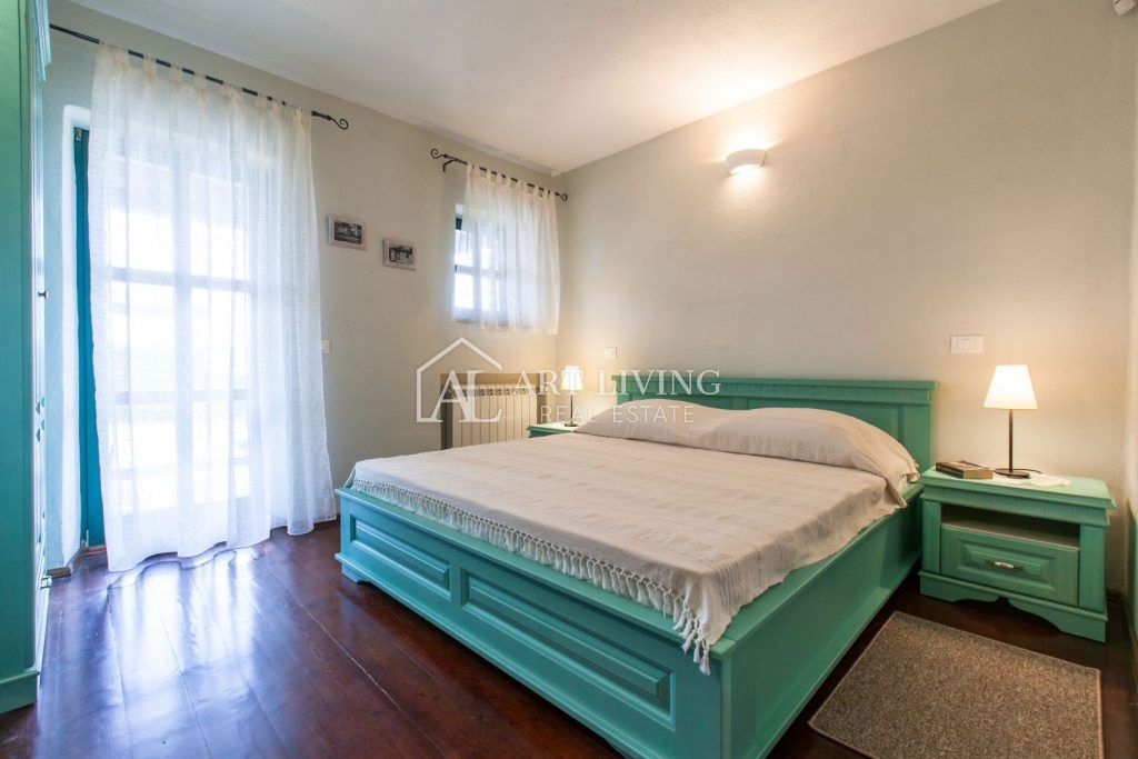 Dintorni di Parenzo, Villa in pietra di lusso con piscina nell'idilliaco paesaggio istriano