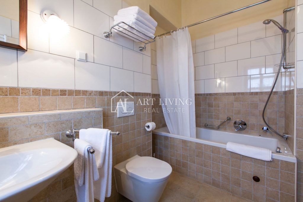 Dintorni di Parenzo, Villa in pietra di lusso con piscina nell'idilliaco paesaggio istriano