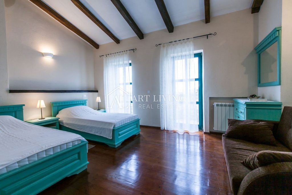 Dintorni di Parenzo, Villa in pietra di lusso con piscina nell'idilliaco paesaggio istriano