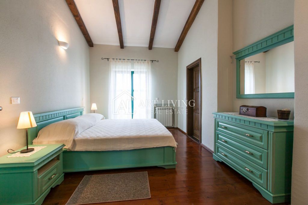 Dintorni di Parenzo, Villa in pietra di lusso con piscina nell'idilliaco paesaggio istriano