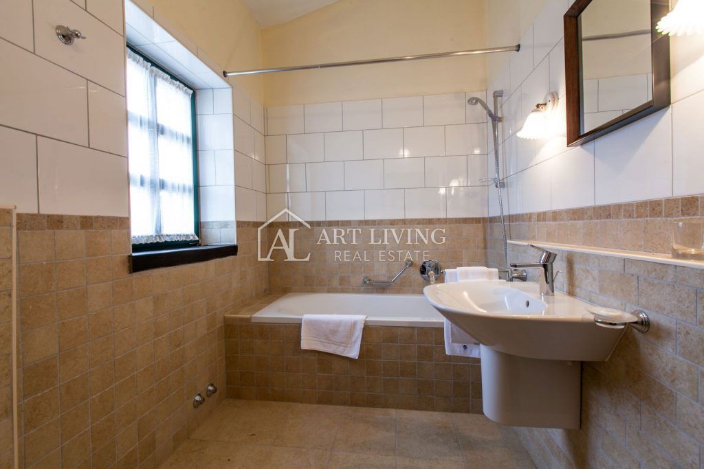 Dintorni di Parenzo, Villa in pietra di lusso con piscina nell'idilliaco paesaggio istriano