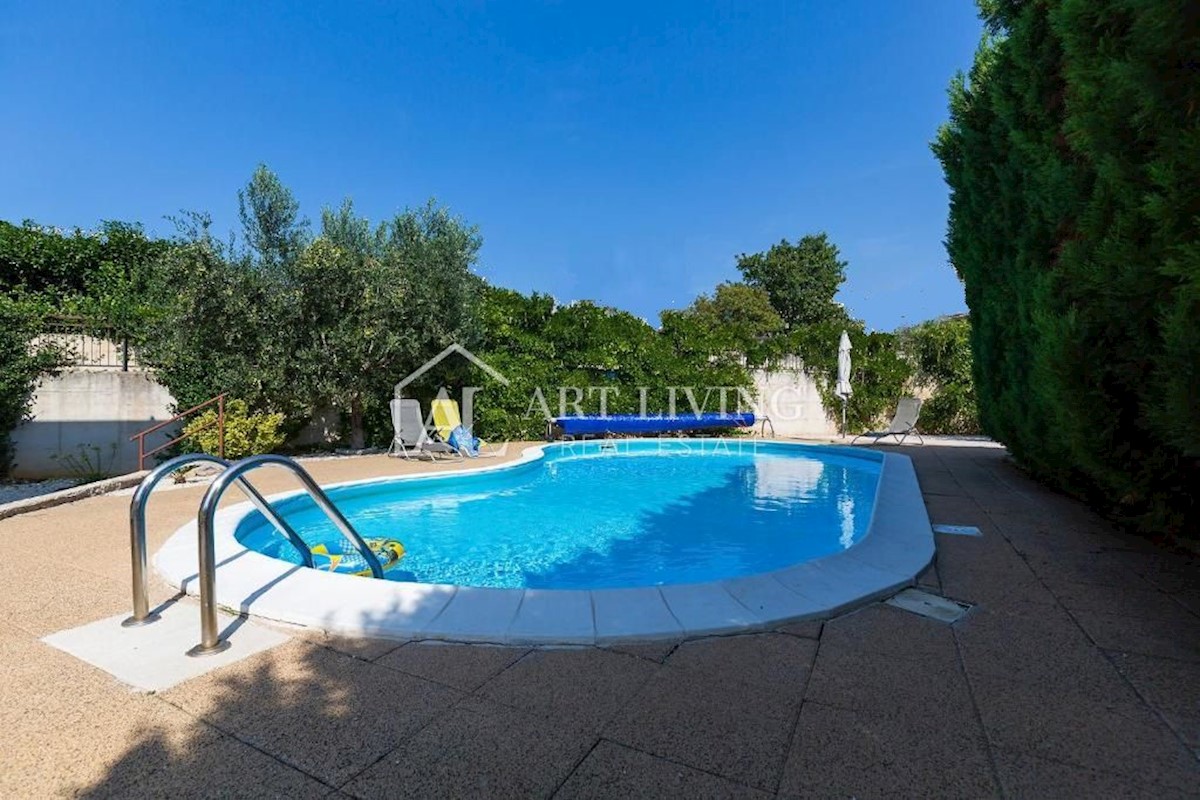 Istria, Cittanova - un bellissimo appartamento con piscina in una posizione tranquilla e bella