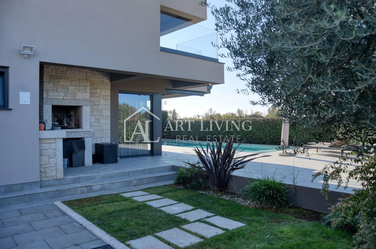 Parenzo, moderna villa di lusso con piscina a 500 m dal mare