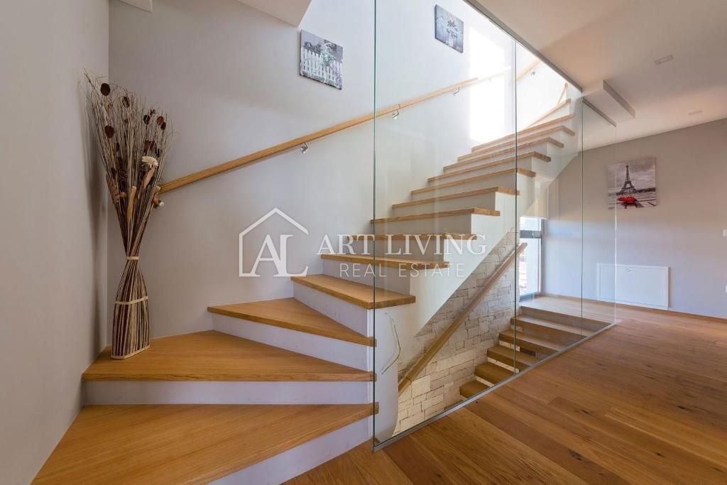 Parenzo, moderna villa di lusso con piscina a 500 m dal mare