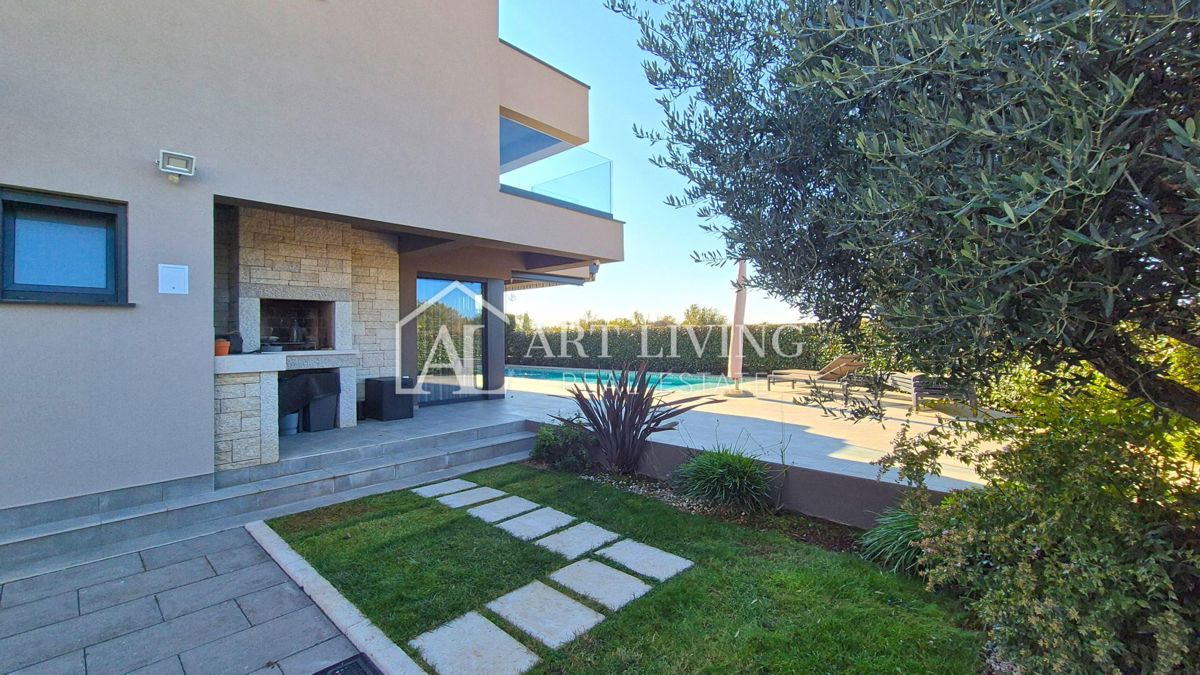 Parenzo, moderna villa di lusso con piscina a 500 m dal mare