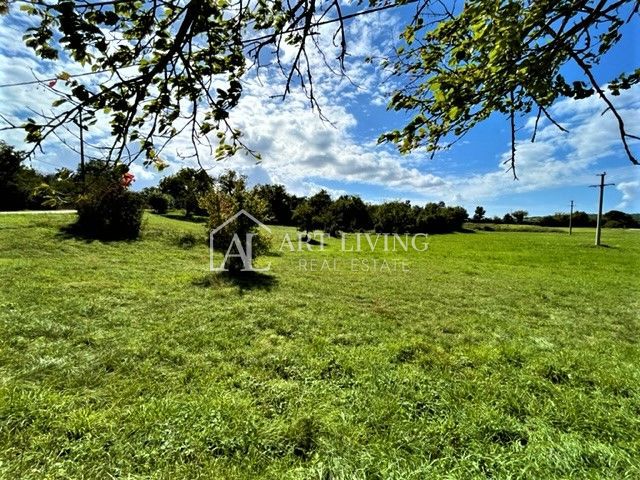 Grožnjan-dintorni, attraente terreno edificabile 7000 m2