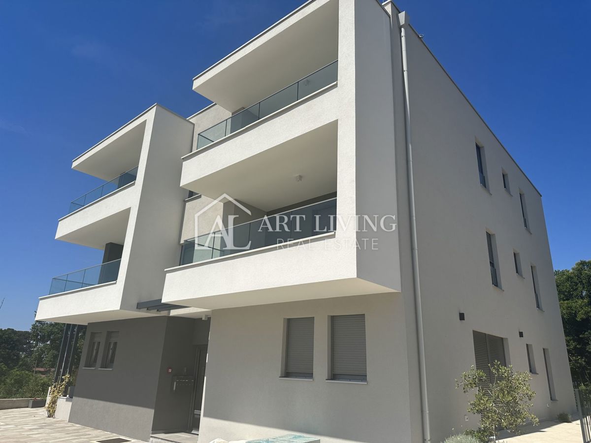 Dintorni di Umago, appartamento con due camere da letto al piano terra in posizione TOP a 150 m dal mare