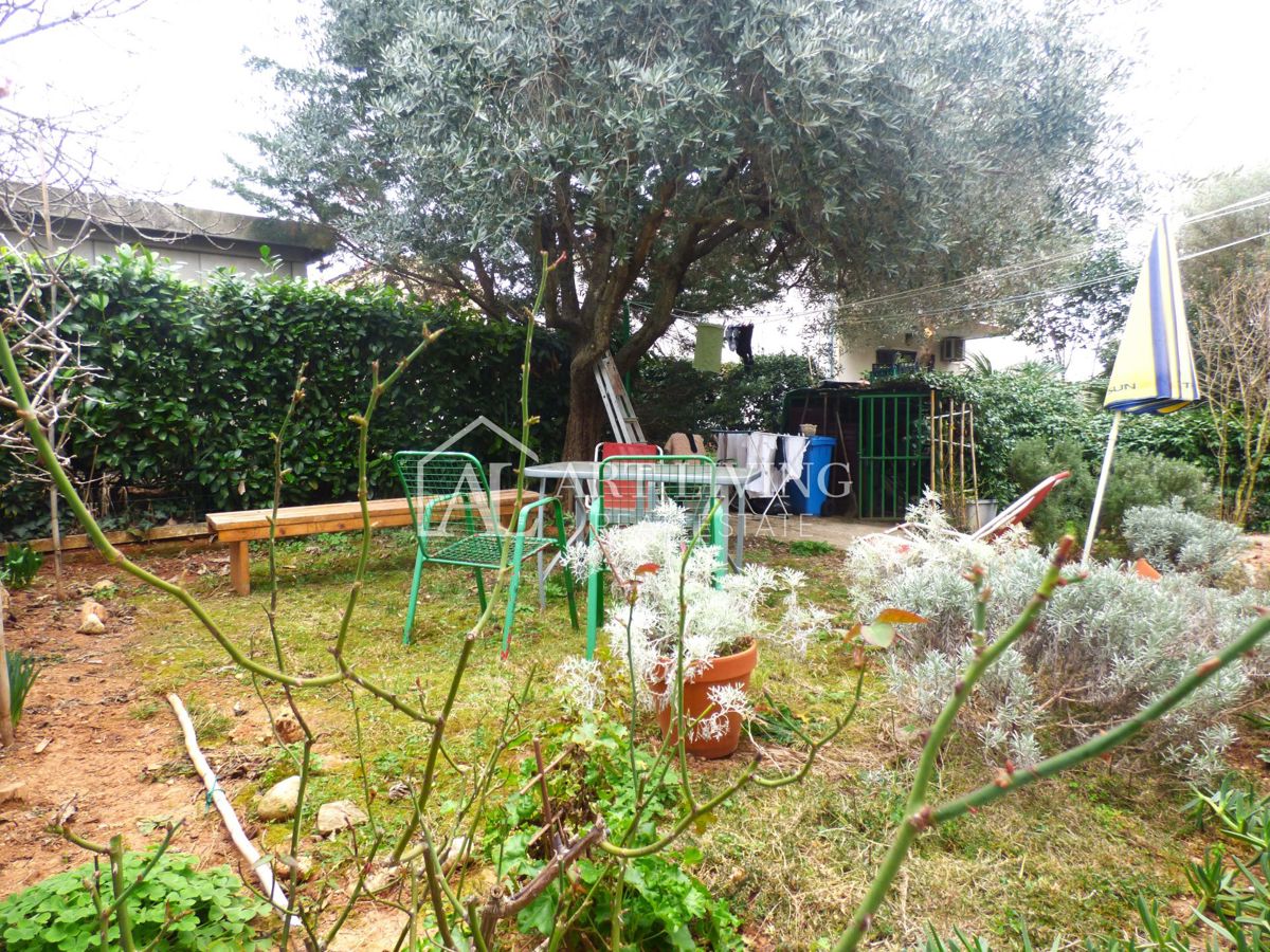 Umago-dintorni, trilocale con giardino, a 600 m dal mare