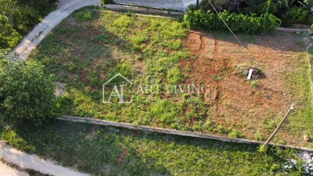 Umago - dintorni, attraente terreno edificabile a 400 metri dal mare.