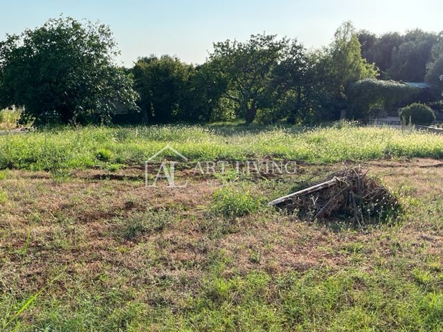 Umago - dintorni, attraente terreno edificabile a 400 metri dal mare.