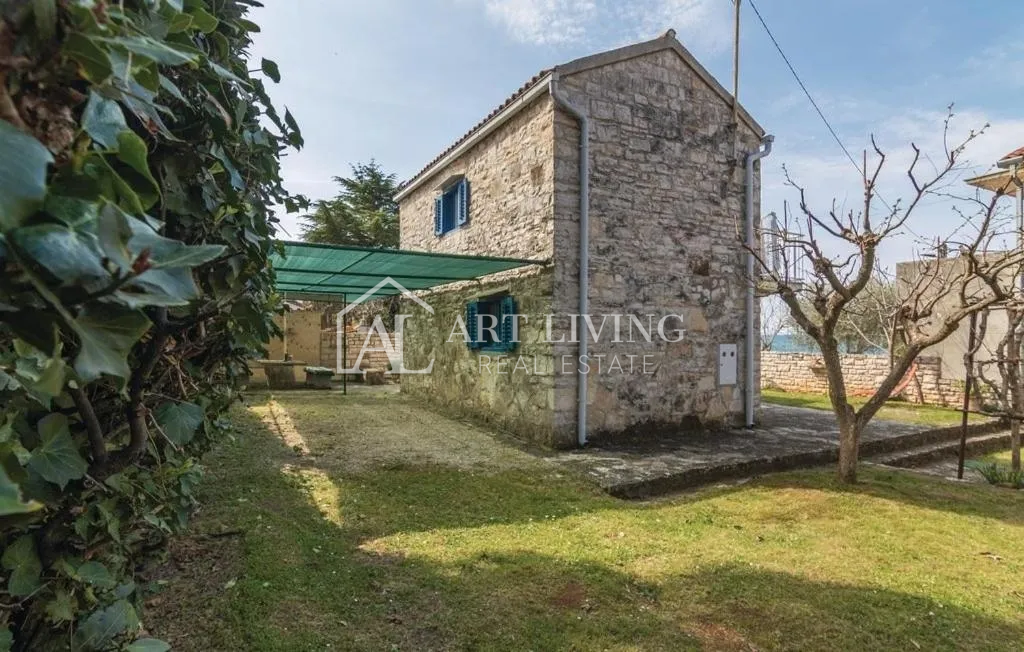 Istria, Umago, dintorni - casa in pietra in una posizione TOP a 50 metri dal mare