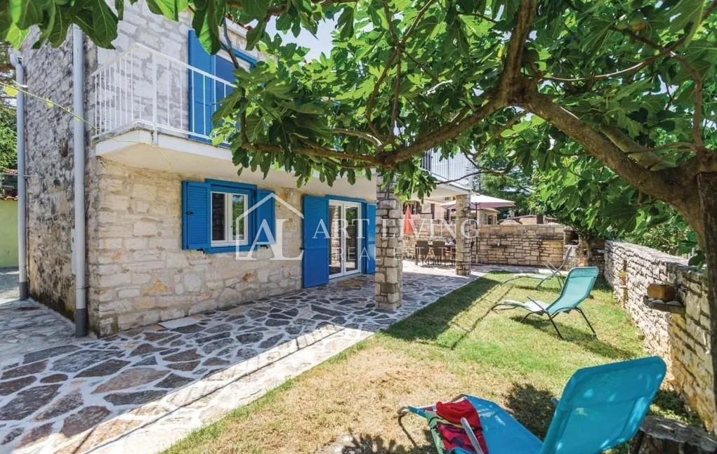 Istria, Umago, dintorni - casa in pietra in una posizione TOP a 50 metri dal mare