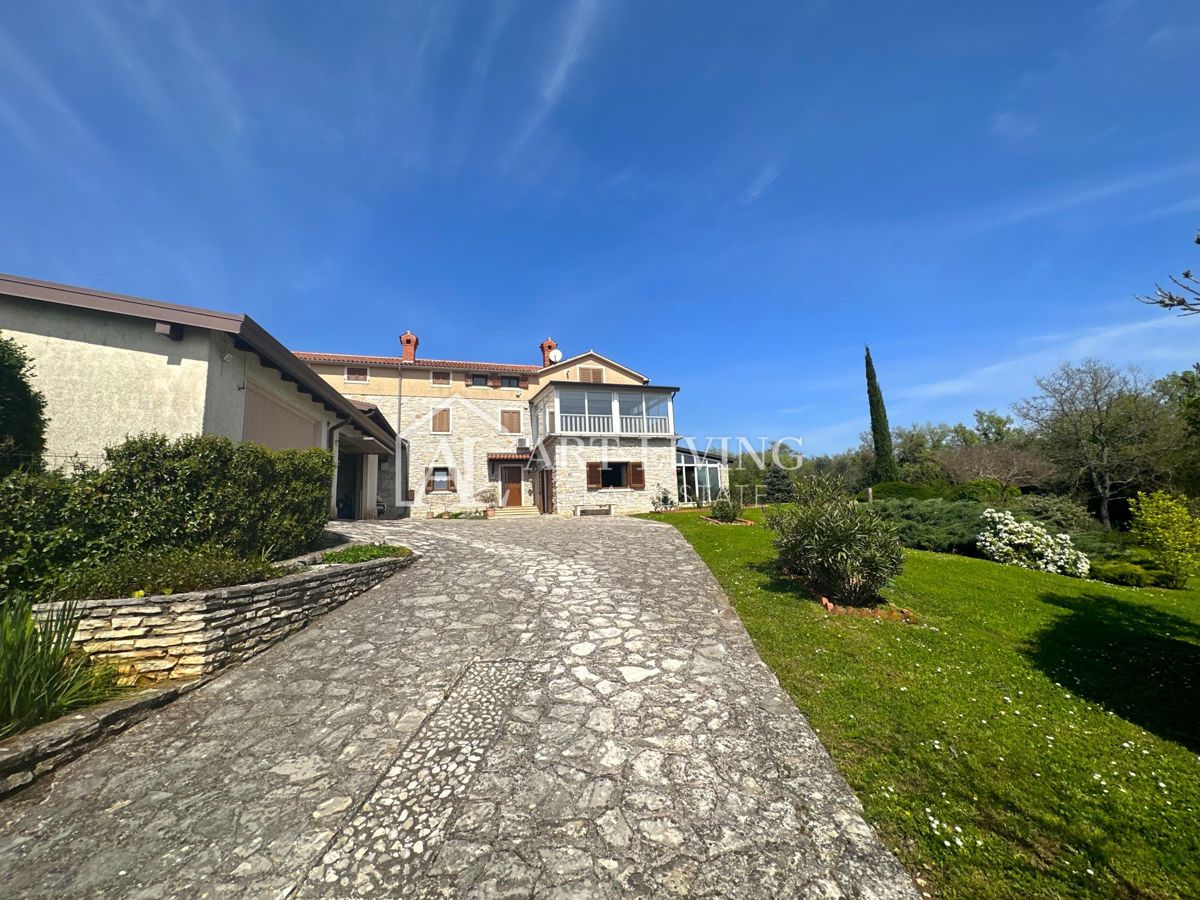 Istria, Cittanova, dintorni - proprietà di 10.000 m2 con una spaziosa casa in stile istriano