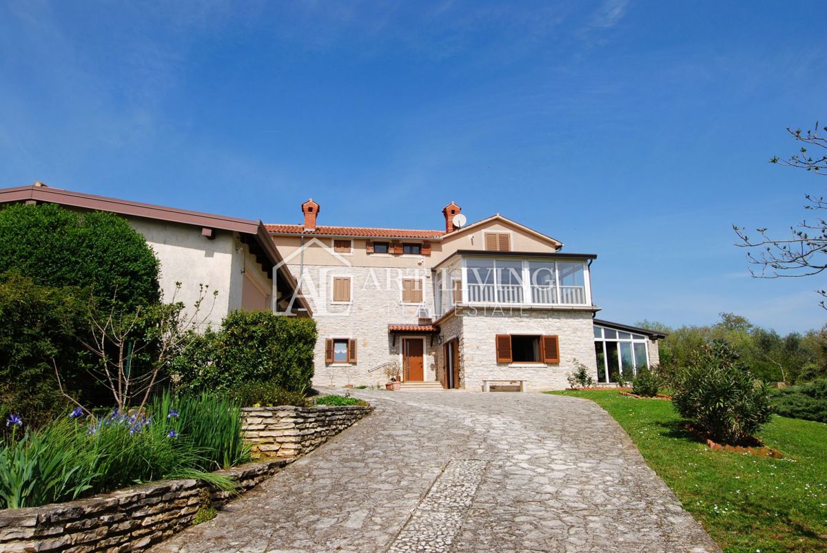 Istria, Cittanova, dintorni - proprietà di 10.000 m2 con una spaziosa casa in stile istriano