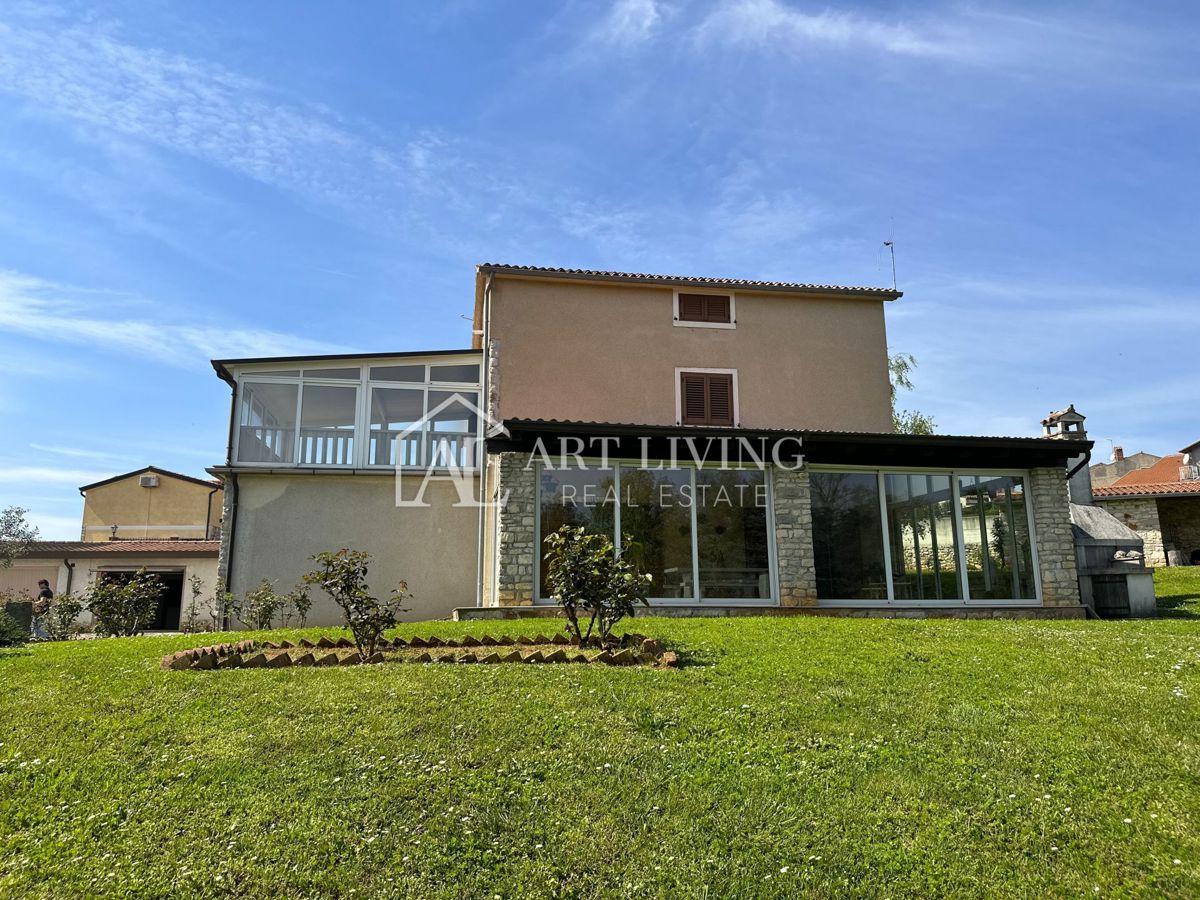 Istria, Cittanova, dintorni - proprietà di 10.000 m2 con una spaziosa casa in stile istriano