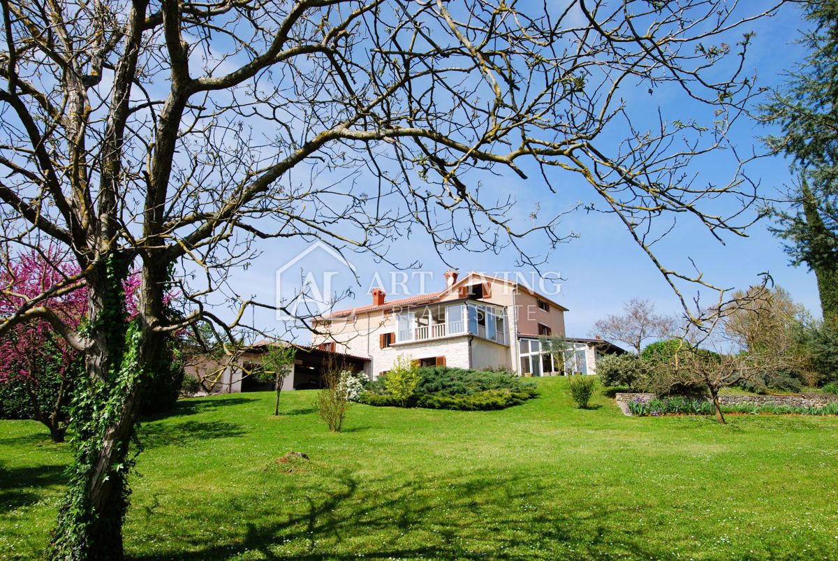 Istria, Cittanova, dintorni - proprietà di 10.000 m2 con una spaziosa casa in stile istriano