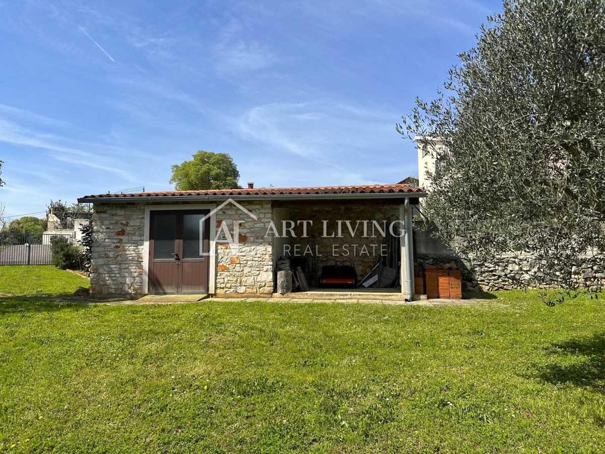 Istria, Cittanova, dintorni - proprietà di 10.000 m2 con una spaziosa casa in stile istriano