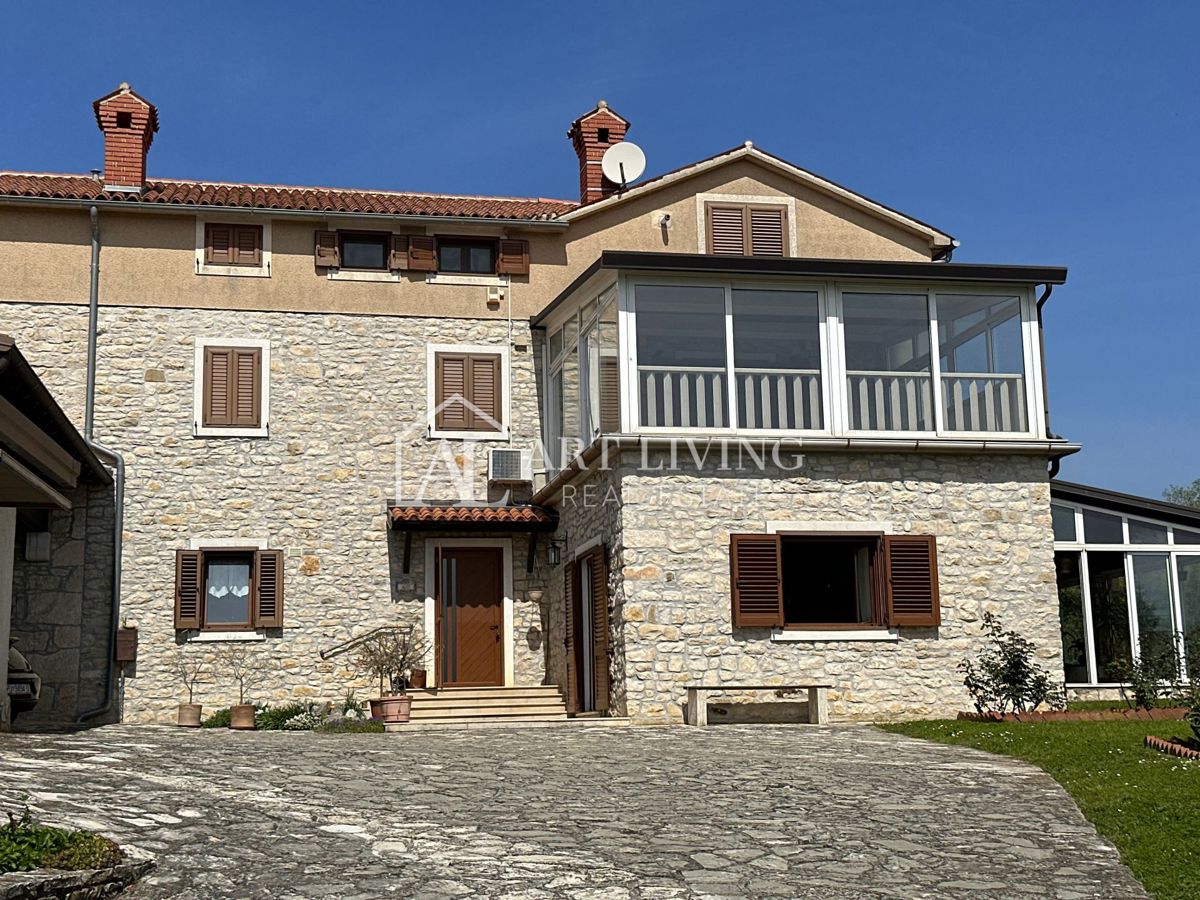 Istria, Cittanova, dintorni - proprietà di 10.000 m2 con una spaziosa casa in stile istriano