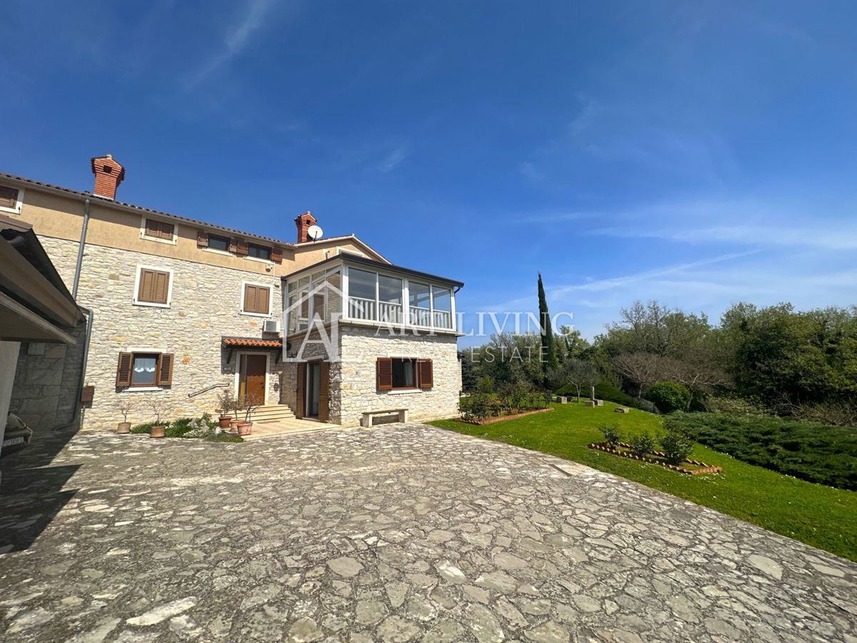 Istria, Cittanova, dintorni - proprietà di 10.000 m2 con una spaziosa casa in stile istriano